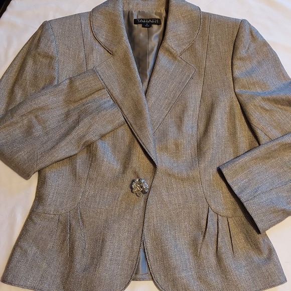 Tahari Jackets & Blazers - TAHARI Skirt Suit‎ Women Size 4 Gray Tweed Blazer Jacket With Snap Toggle